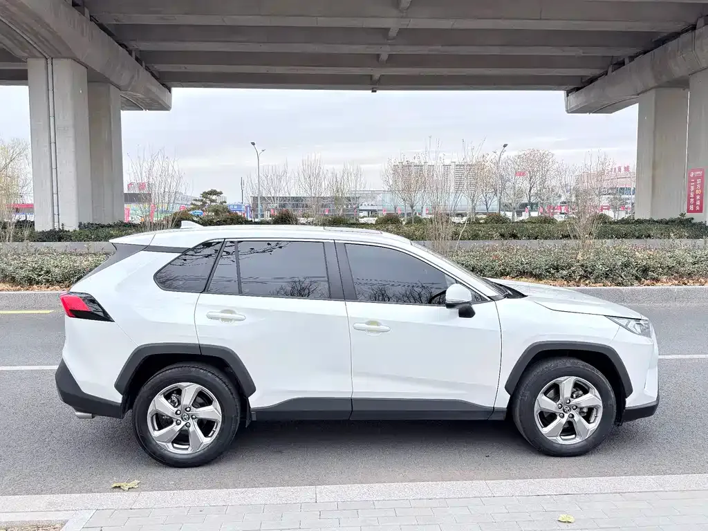Toyota RAV4 2023 из CN, фото 4