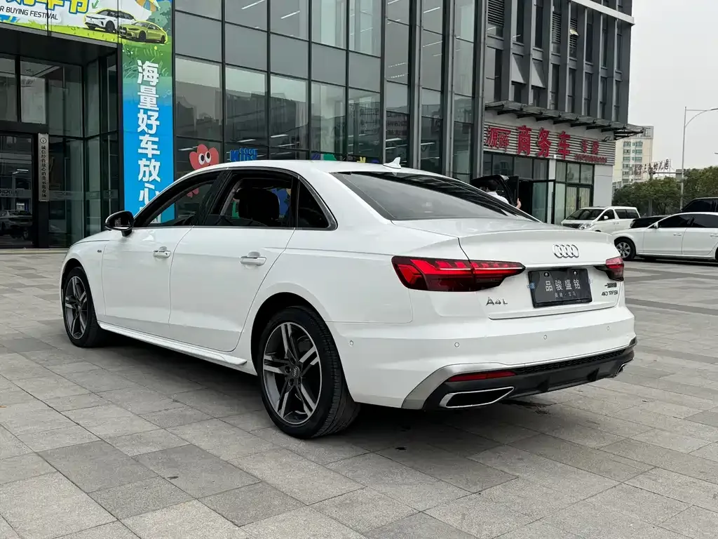Audi A4L 2021 из CN, фото 9