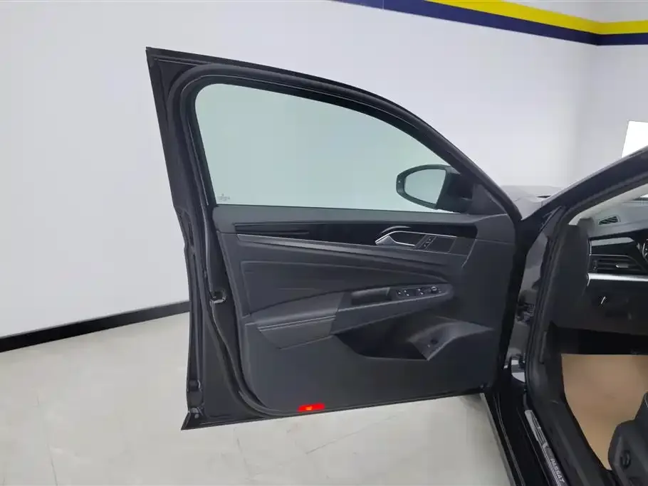 Volkswagen Passat 2023 из CN, фото 2