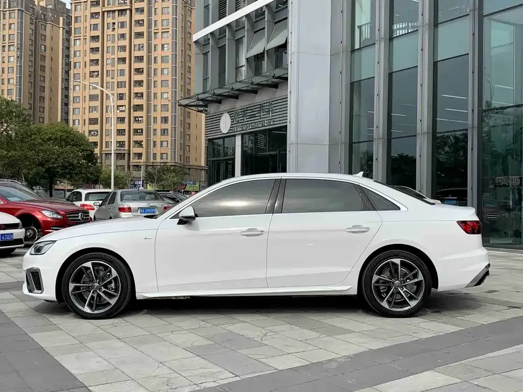 Audi A4L 2022 из CN, фото 2