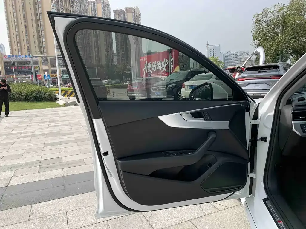 Audi A4L 2022 из CN, фото 4