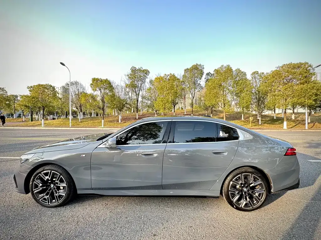 BMW 5 Series — фото 9
