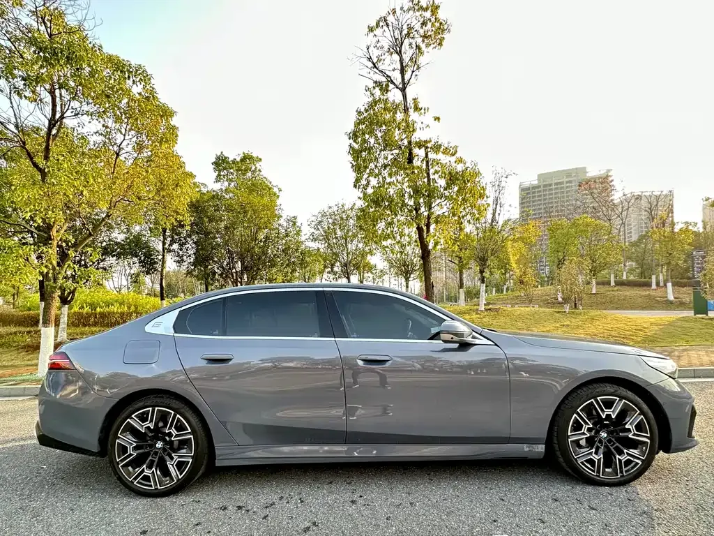 BMW 5 Series — фото 10