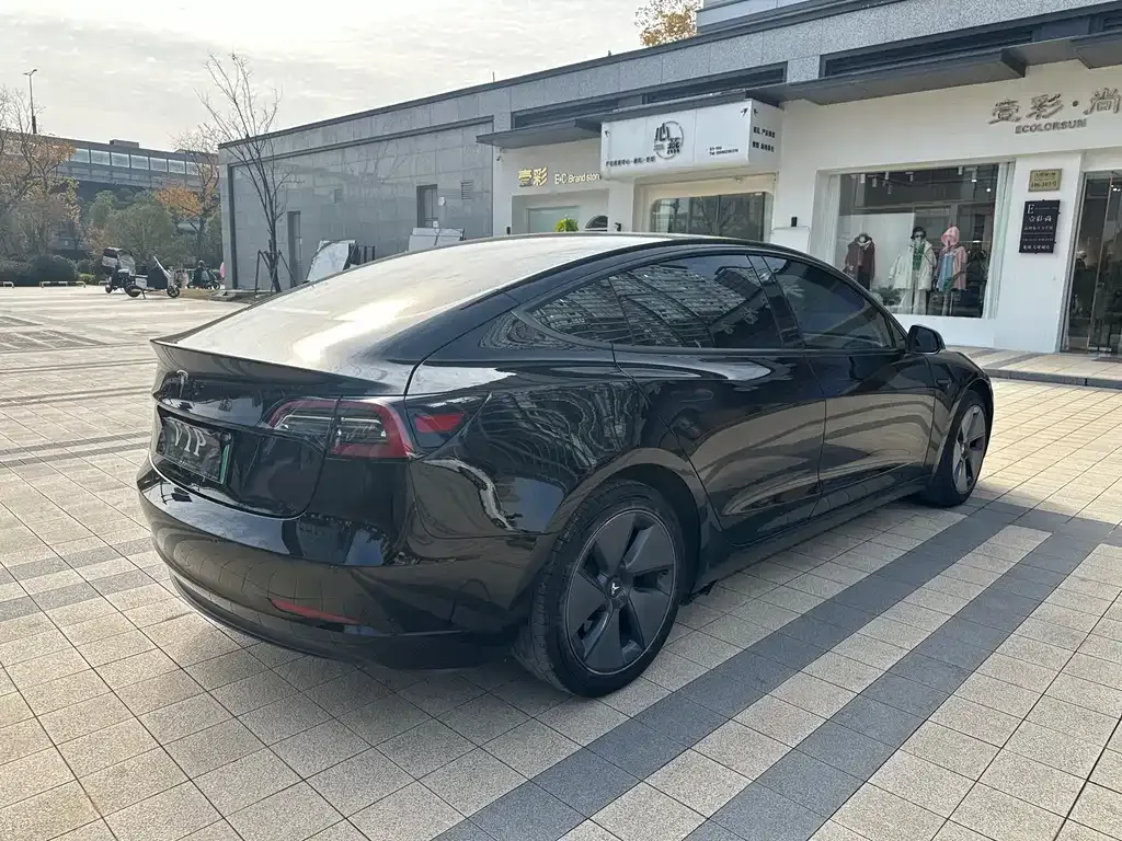 Tesla Model 3 — фото 9