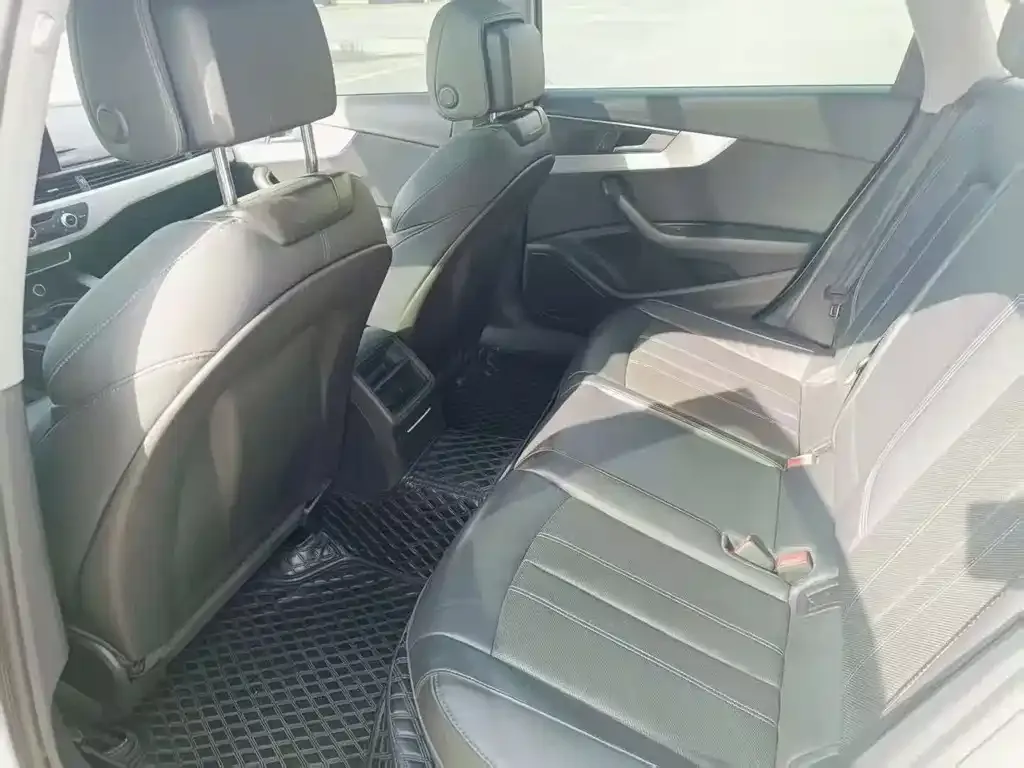 Audi A4L 2022 из CN, фото 6