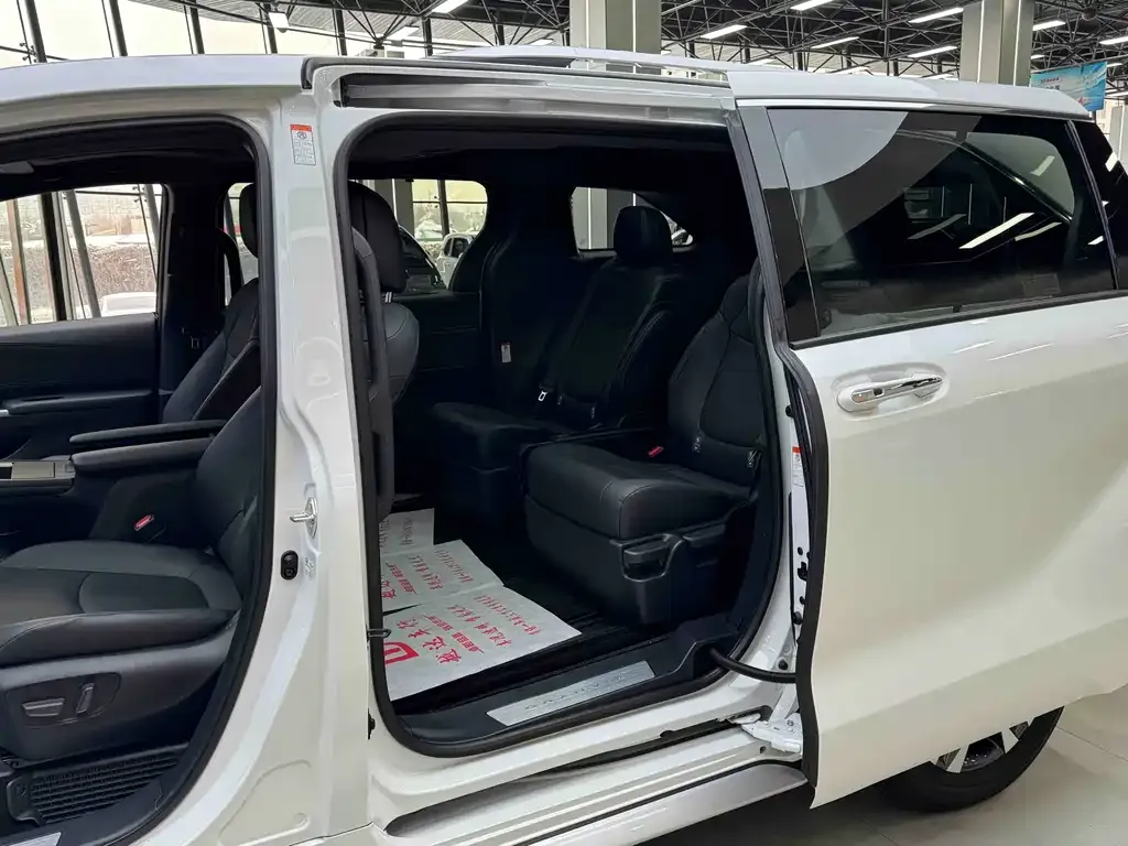 Toyota Granvia 2025 из CN, фото 4