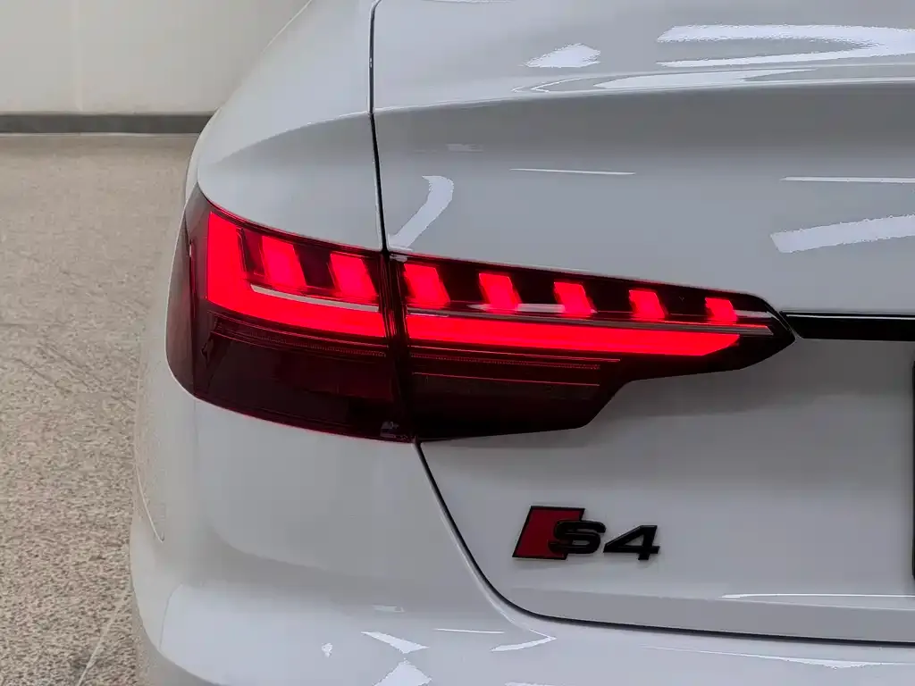 Audi A4L 2023 из CN, фото 2