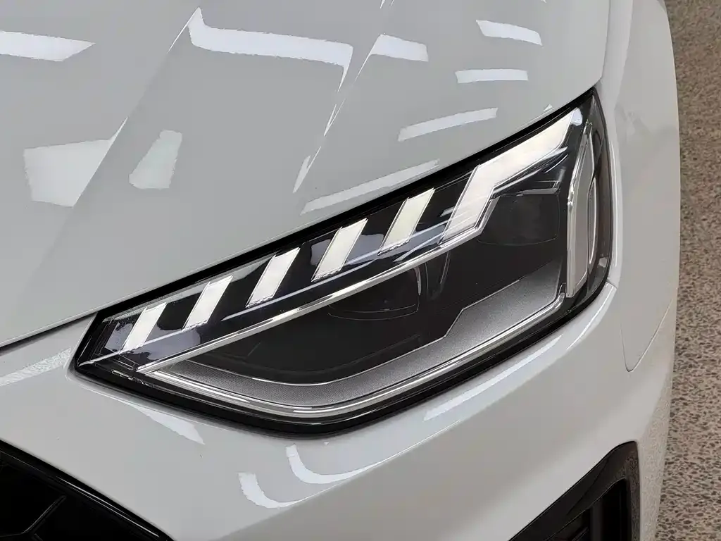 Audi A4L 2023 из CN, фото 3
