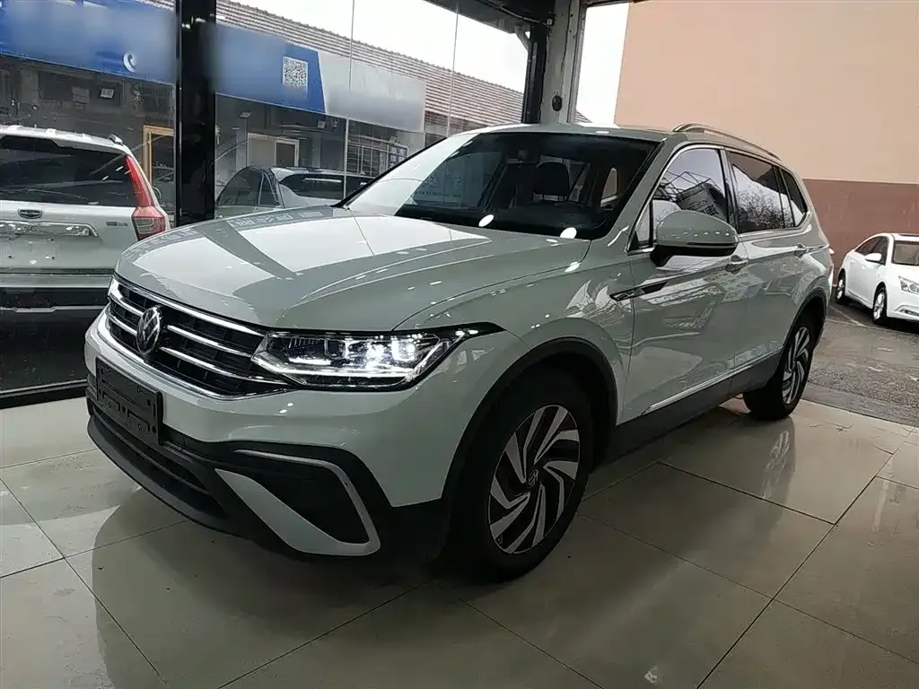 Volkswagen Tiguan L — фото 7