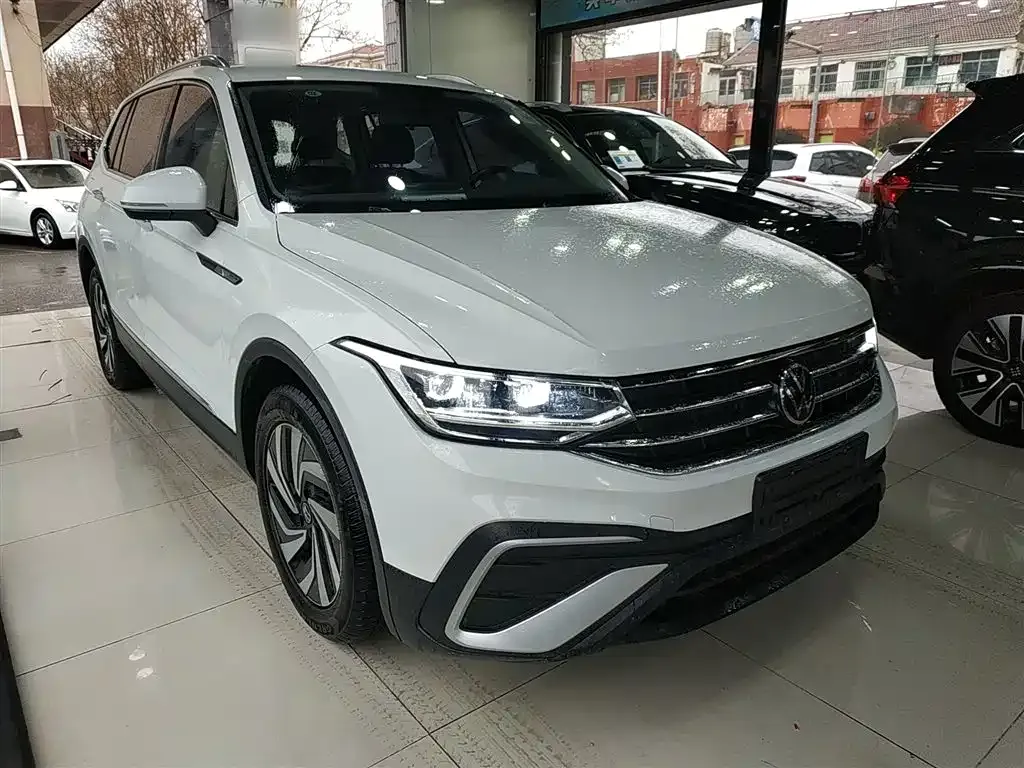 Volkswagen Tiguan L — фото 9