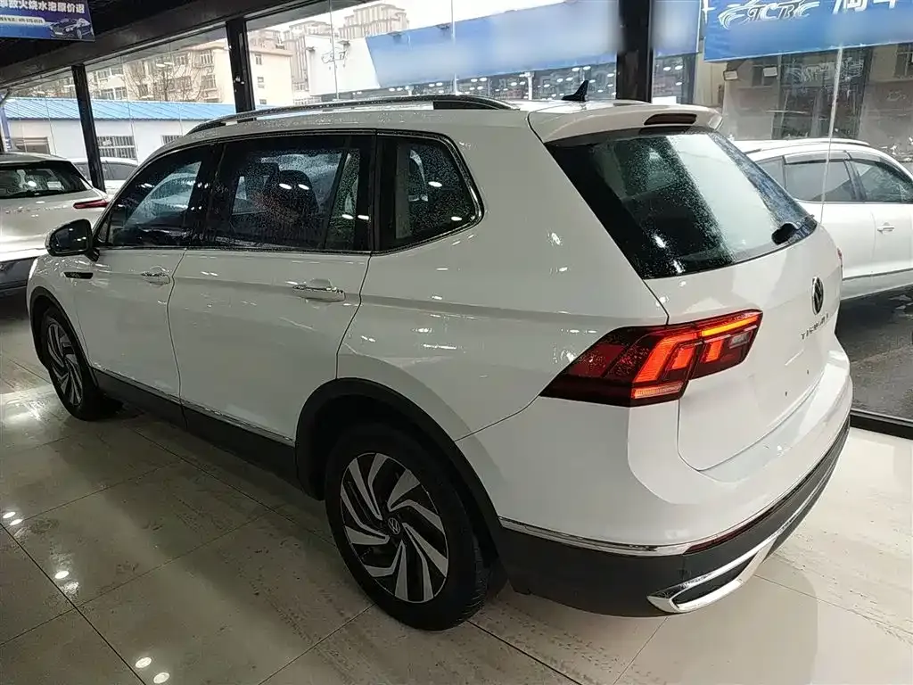 Volkswagen Tiguan L — фото 10