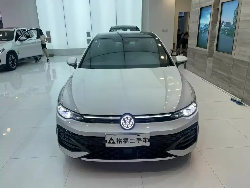 Volkswagen Golf 2024 из CN, фото 2