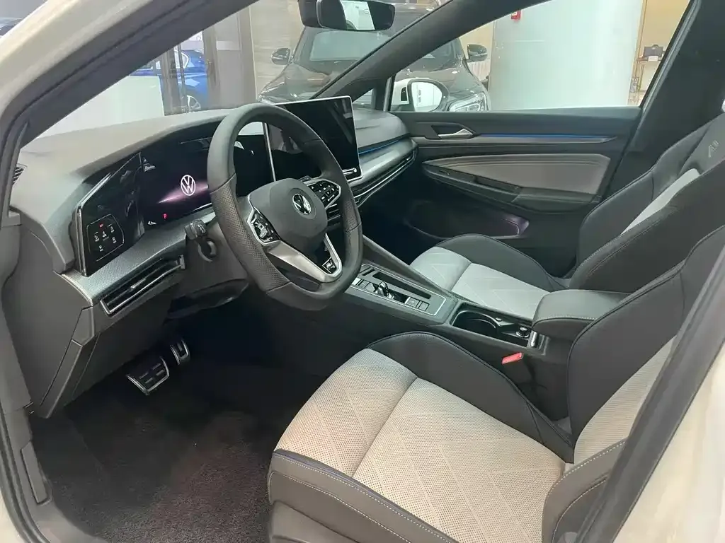 Volkswagen Golf 2024 из CN, фото 3