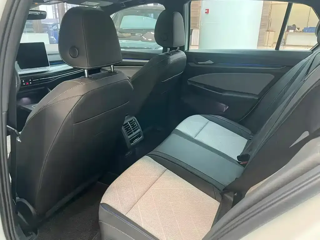 Volkswagen Golf 2024 из CN, фото 4