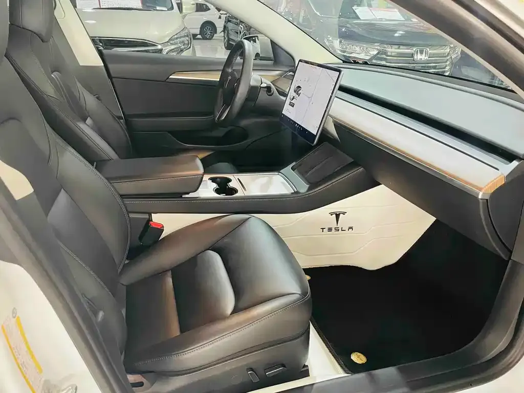 Tesla Model 3 — фото 4