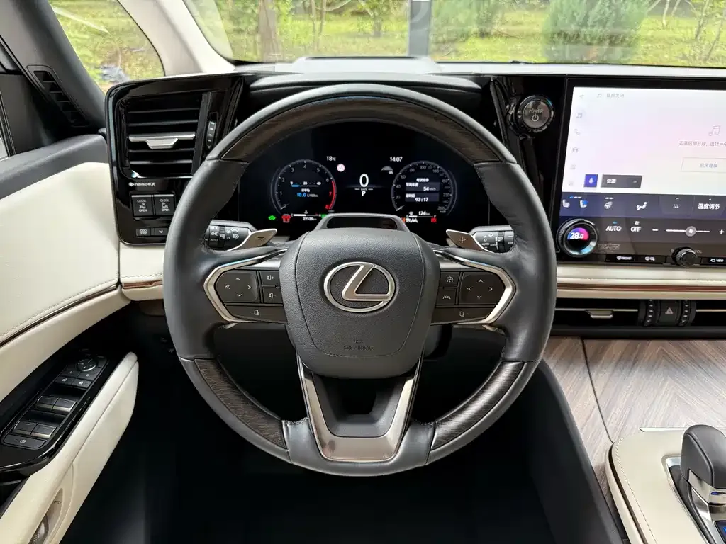 Lexus LM — фото 5