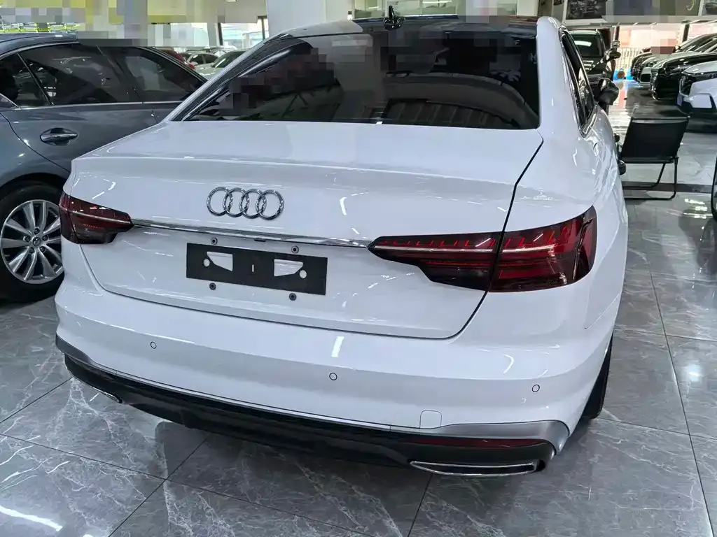 Audi A4L 2023 из CN, фото 2