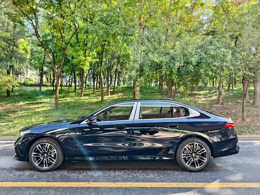 BMW 5 Series 2025 из CN, фото 10