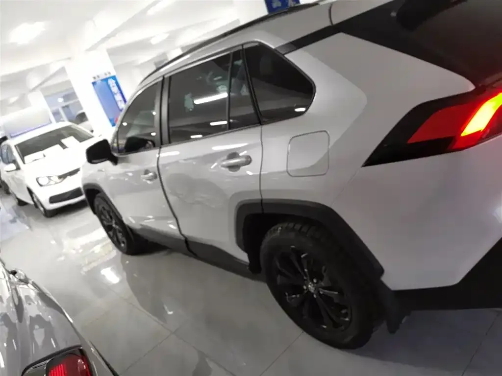 Toyota RAV4 2023 из CN, фото 3