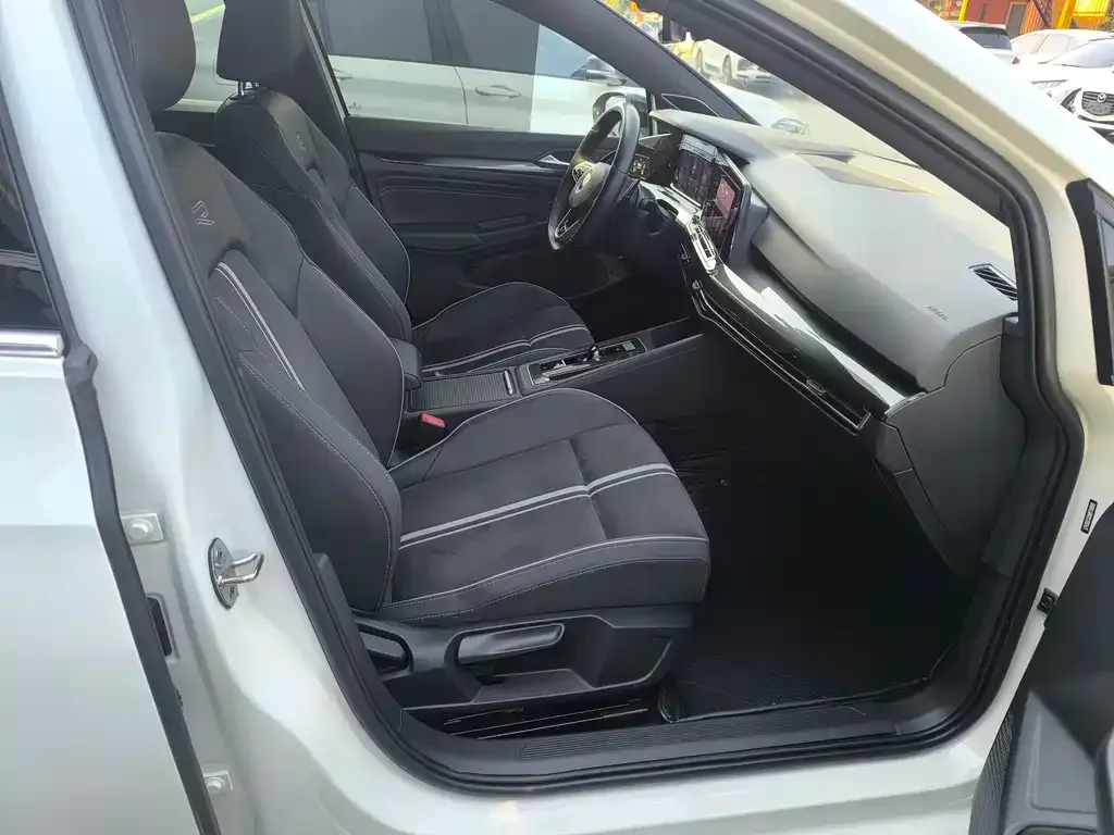 Volkswagen Golf 2021 из CN, фото 2