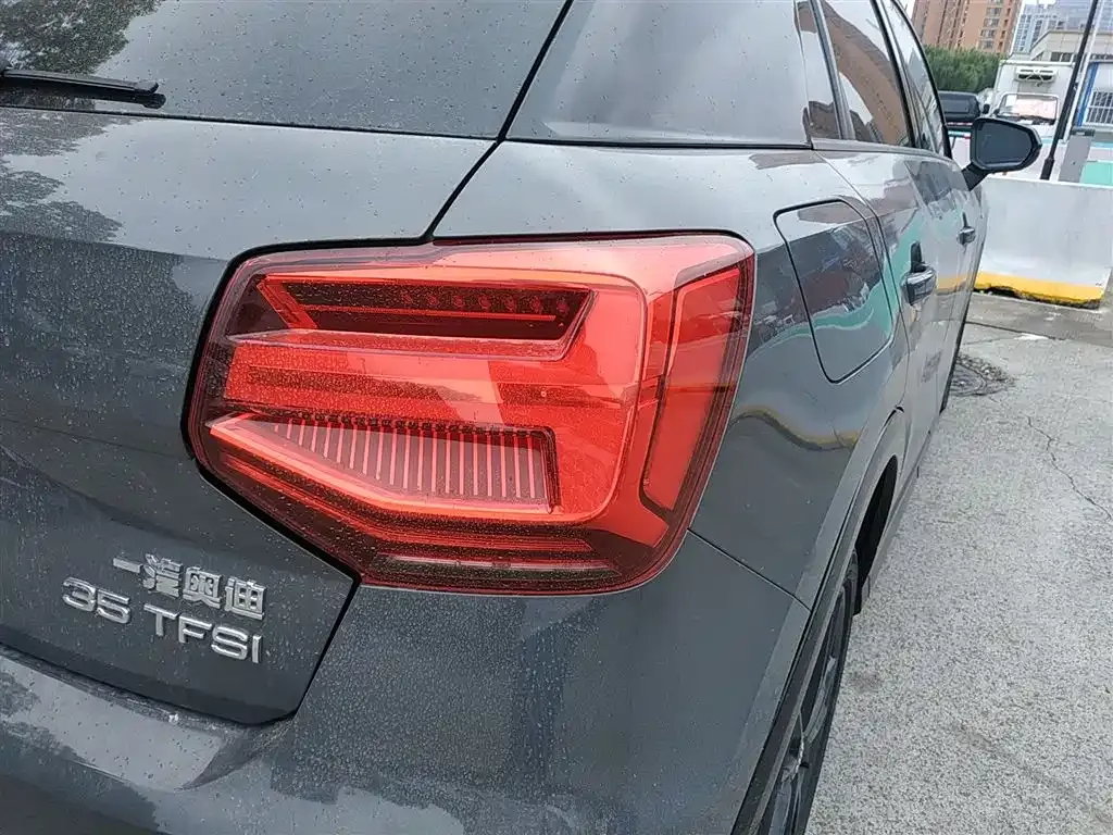 Audi Q2L — фото 8
