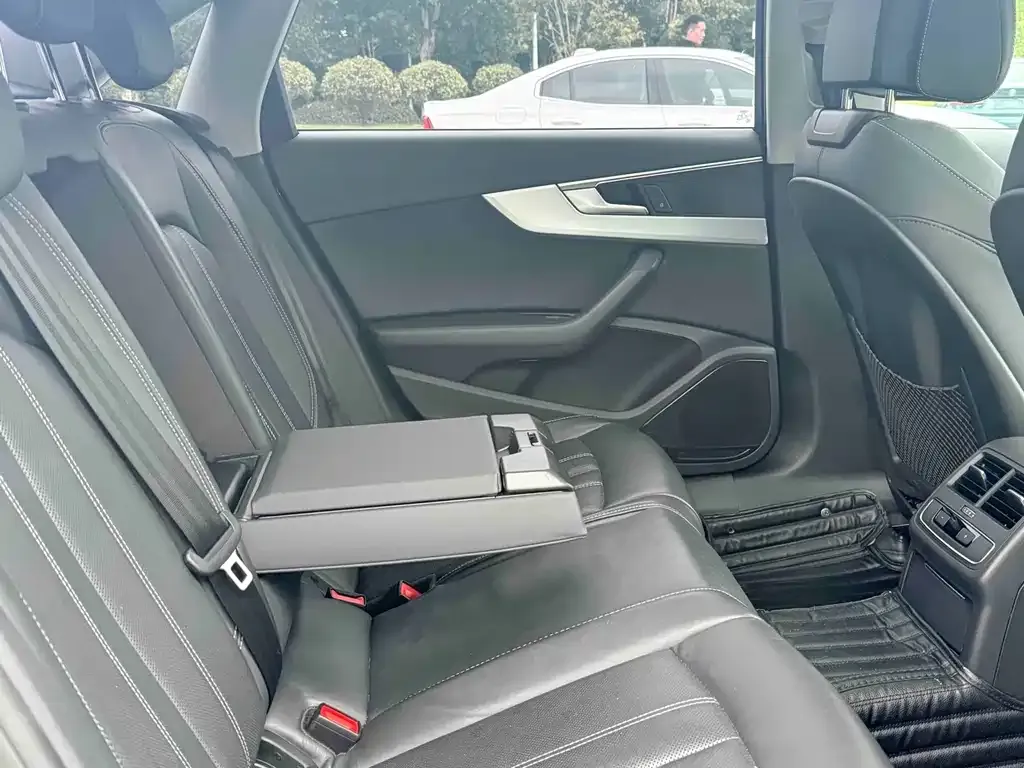 Audi A4L 2021 из CN, фото 8