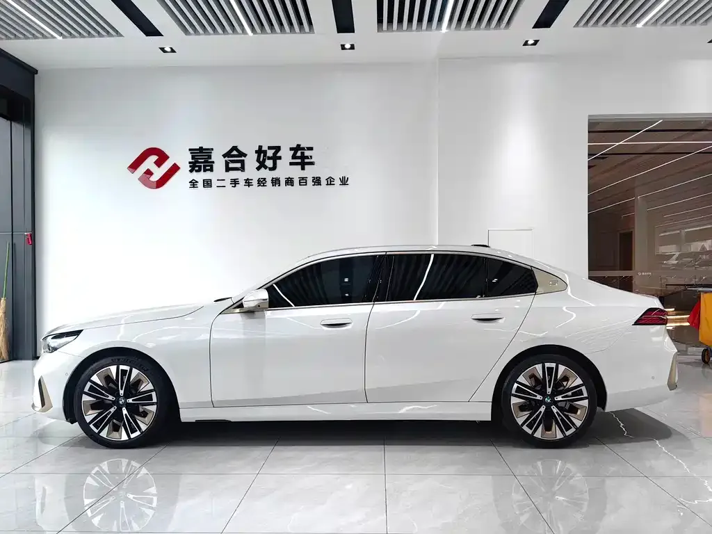 BMW 5 Series 2024 из CN, фото 3