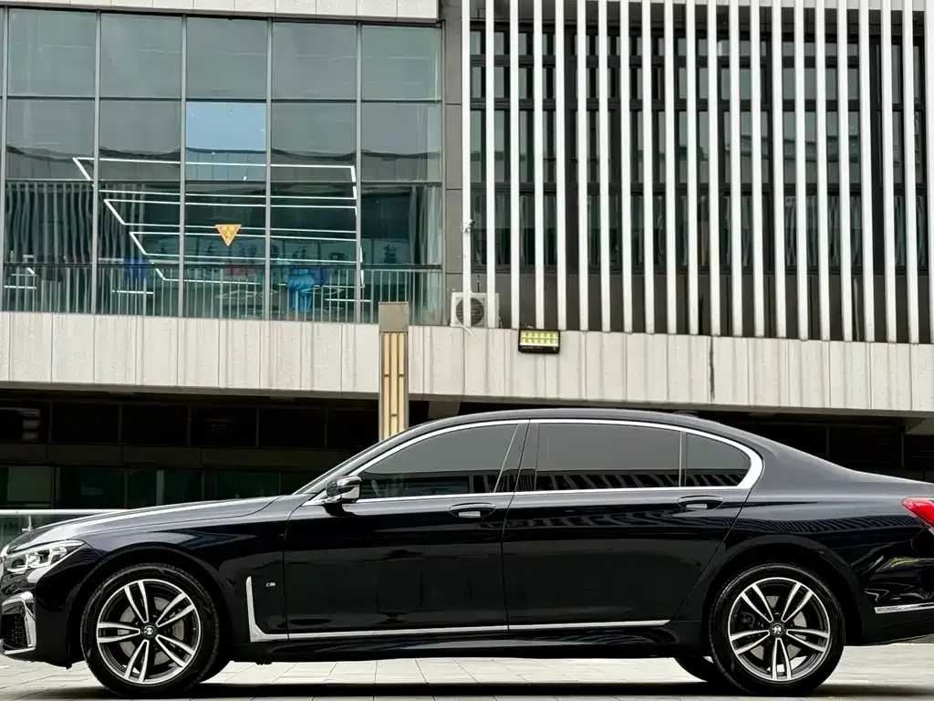 BMW 7 Series — фото 10