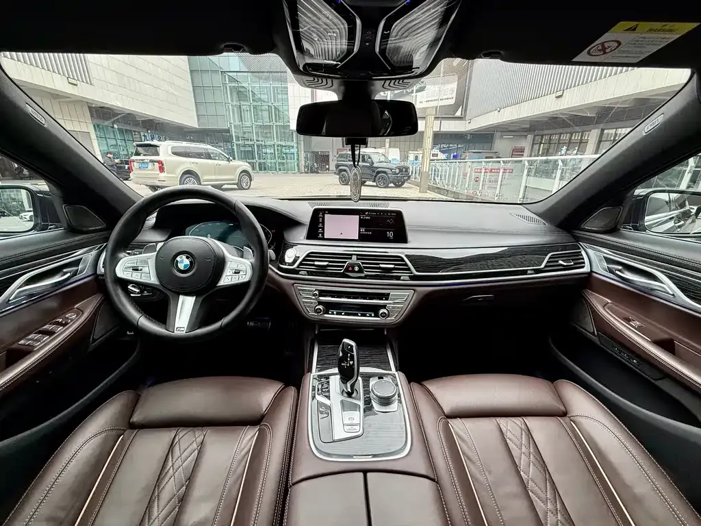 BMW 7 Series — фото 9