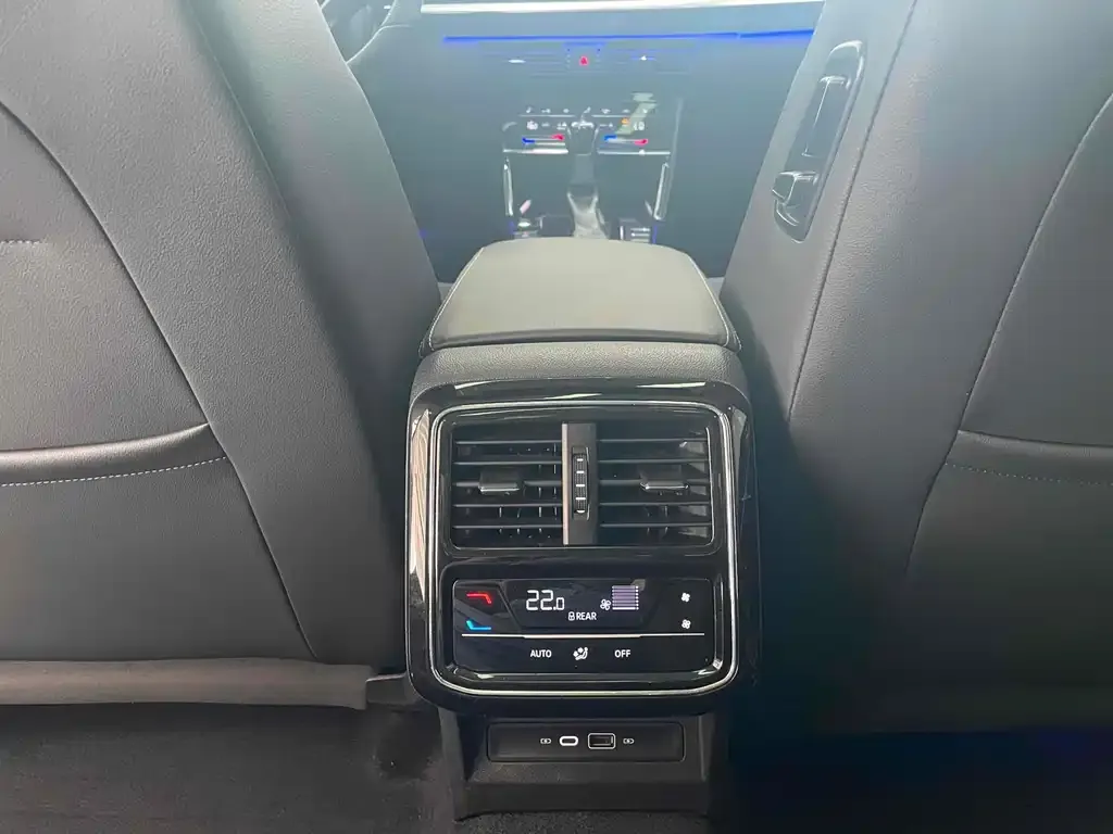 Volkswagen Passat 2023 из CN, фото 8