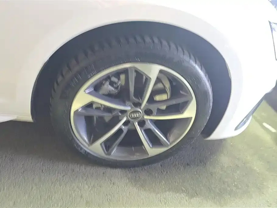 Audi A4L 2024 из CN, фото 2