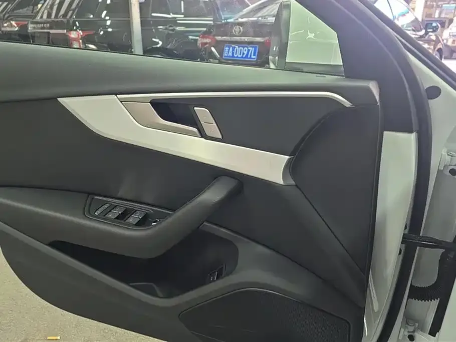Audi A4L 2024 из CN, фото 7
