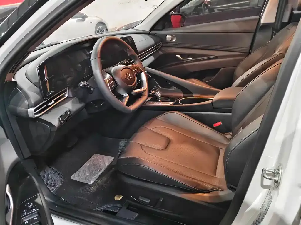 Hyundai Elantra 2023 из CN, фото 2