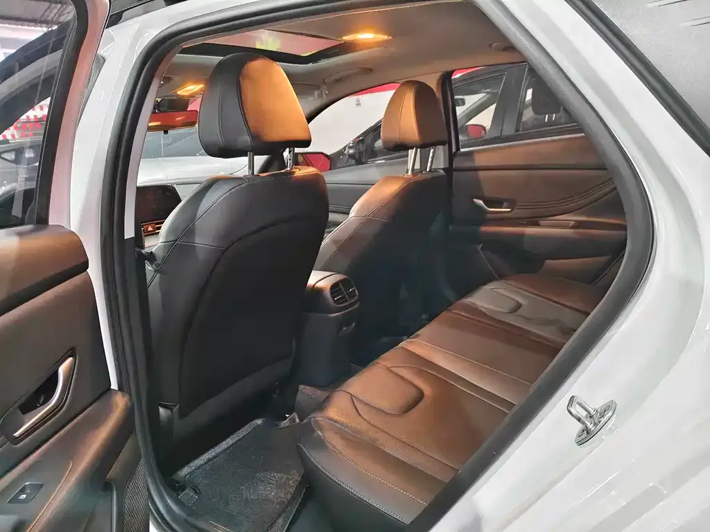 Hyundai Elantra 2023 из CN, фото 9