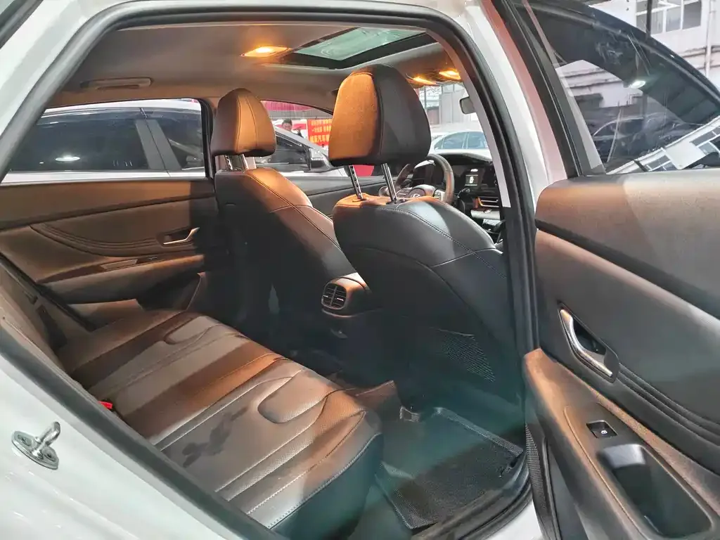Hyundai Elantra 2023 из CN, фото 8