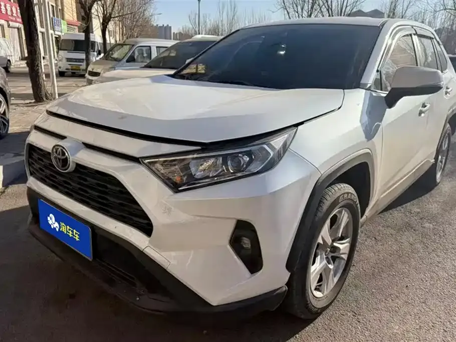 Toyota RAV4 — фото 1