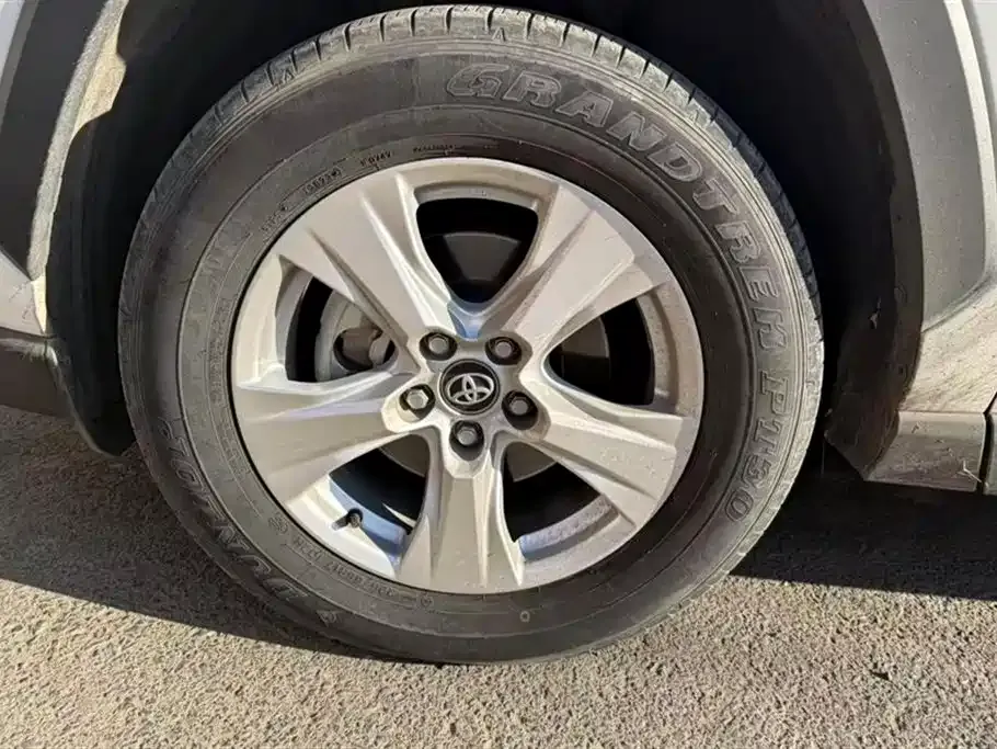 Toyota RAV4 — фото 7