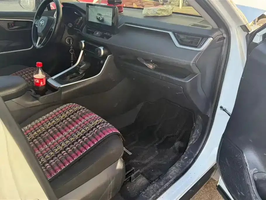 Toyota RAV4 — фото 10
