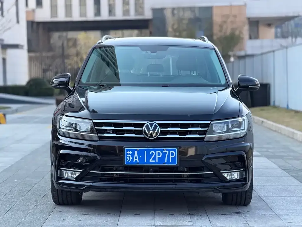 Volkswagen Tiguan L — фото 1