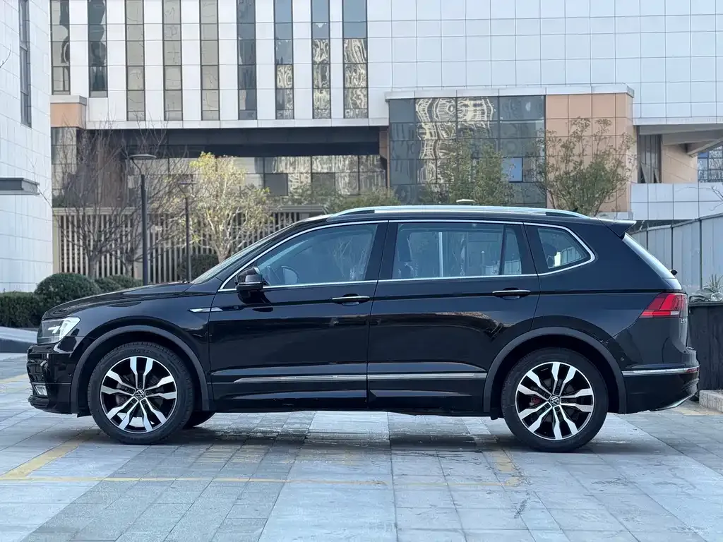 Volkswagen Tiguan L — фото 4