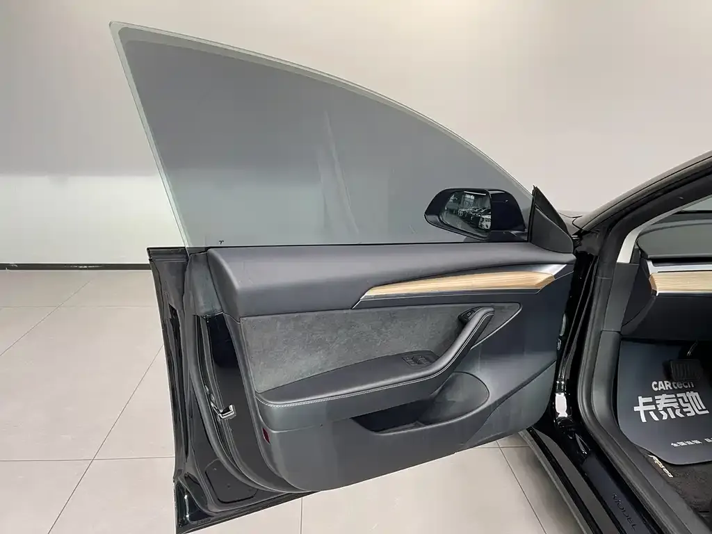 Tesla Model 3 — фото 7