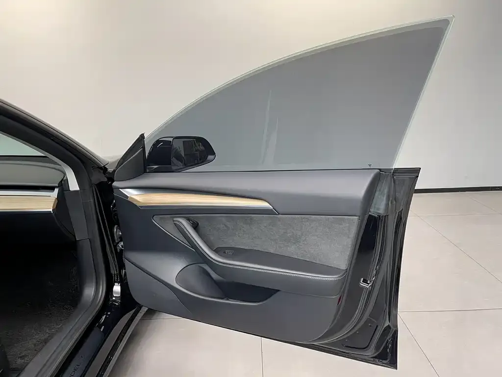 Tesla Model 3 — фото 6