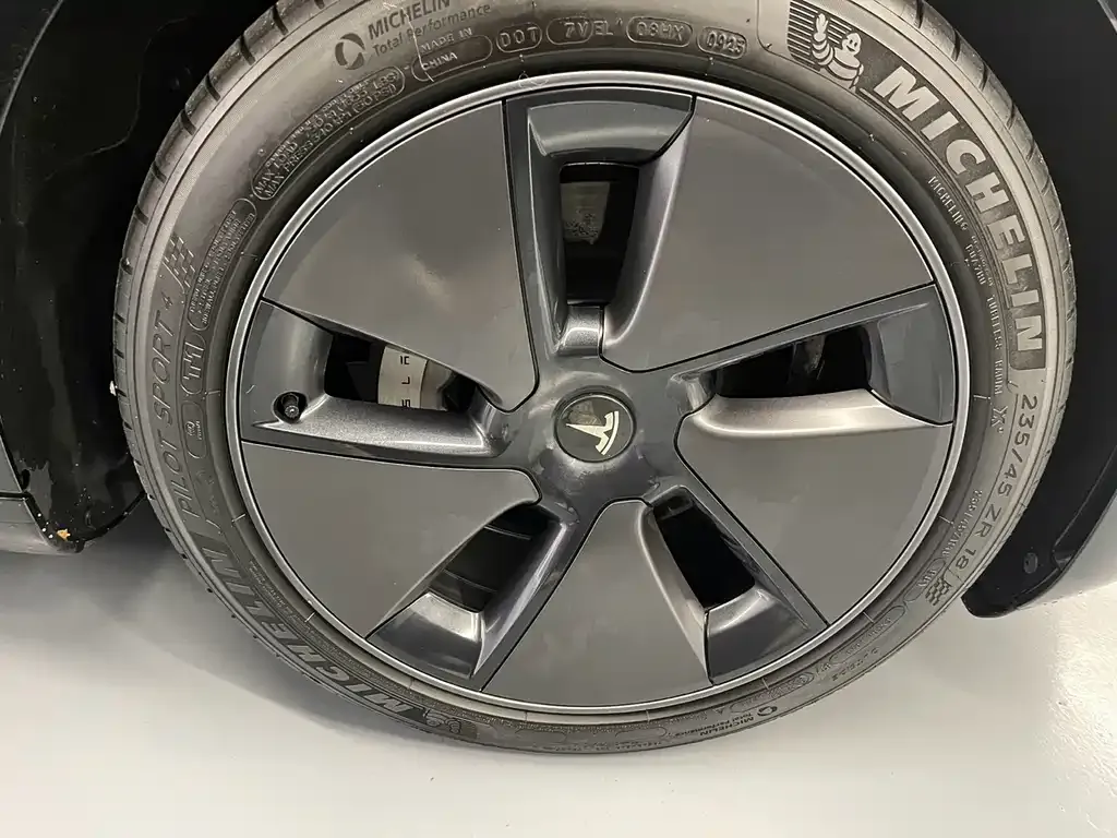 Tesla Model 3 — фото 9