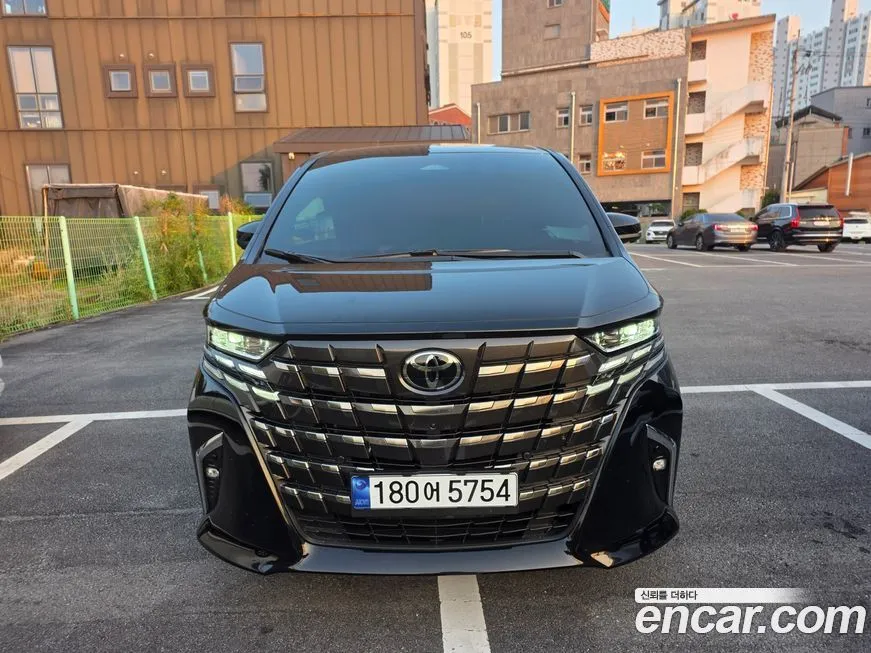 Toyota Alphard — фото 1