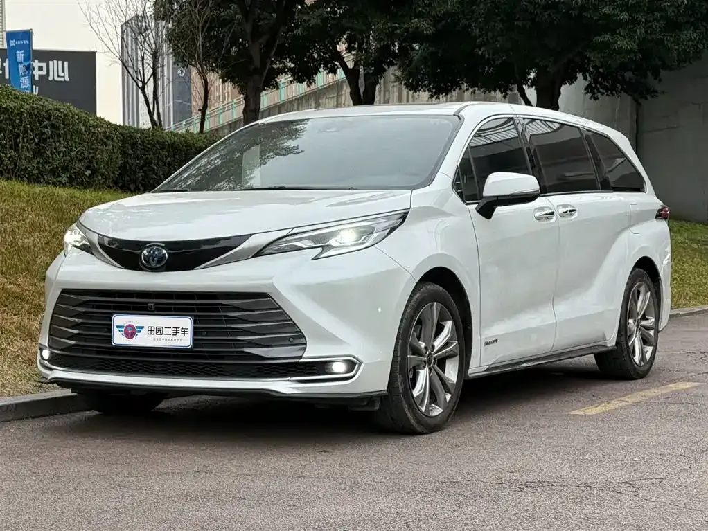 Toyota Sienna — фото 1