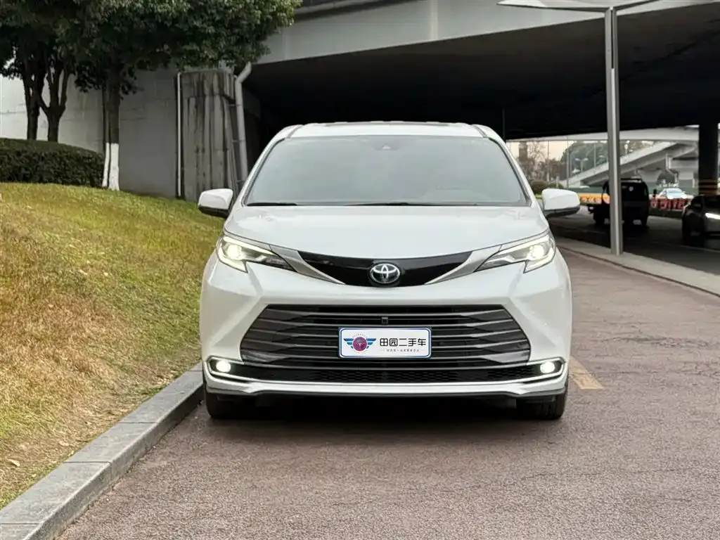Toyota Sienna — фото 2