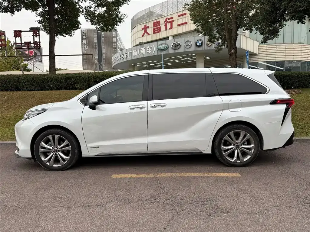 Toyota Sienna — фото 3