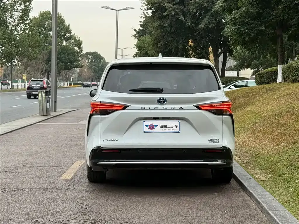 Toyota Sienna — фото 7