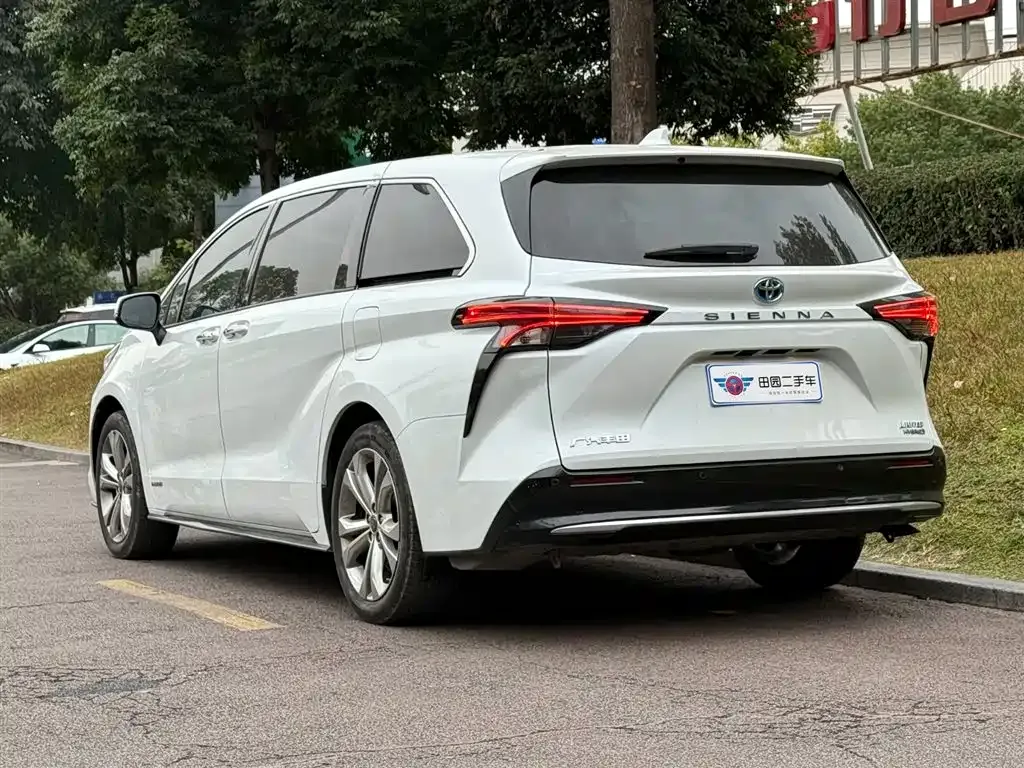 Toyota Sienna — фото 9