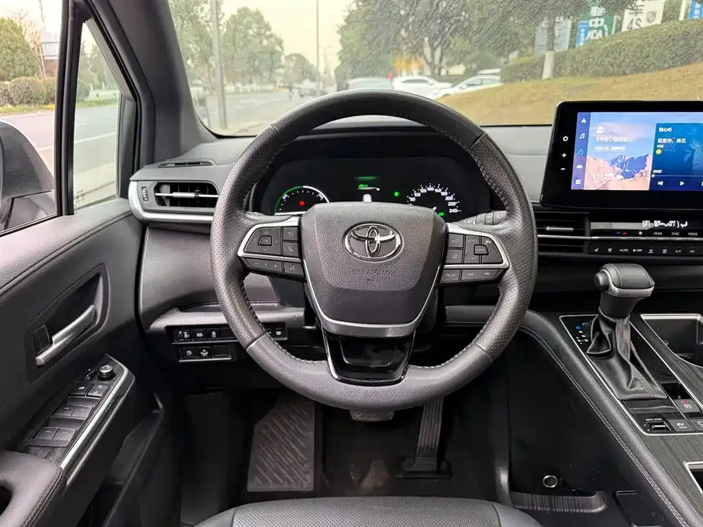 Toyota Sienna — фото 8